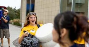Students moving in to Luther Hall